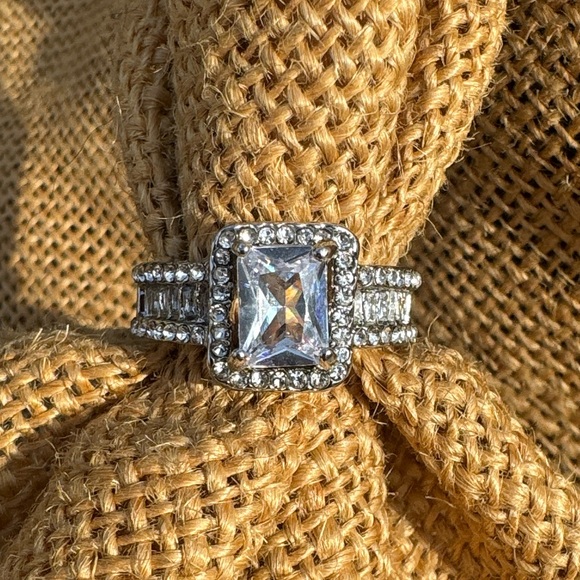 Emerald cut CZ Halo Silver engagement wedding Ring amazing gorgeous Size 8